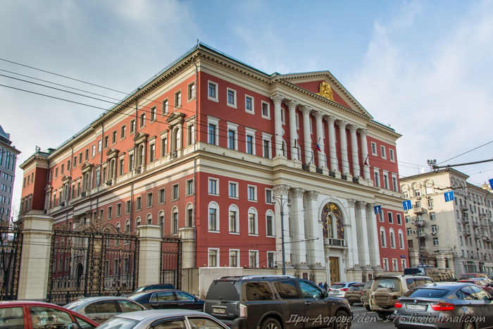 Театр напротив глазной больницы в москве
